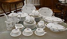 Partie de service à dîner et à café, en porcelaine polychrome et or  -  Eclats