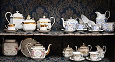 Un plus un services à café et à thé du XIXème siècle, en porcelaine  -  On y joint quelques pièces (